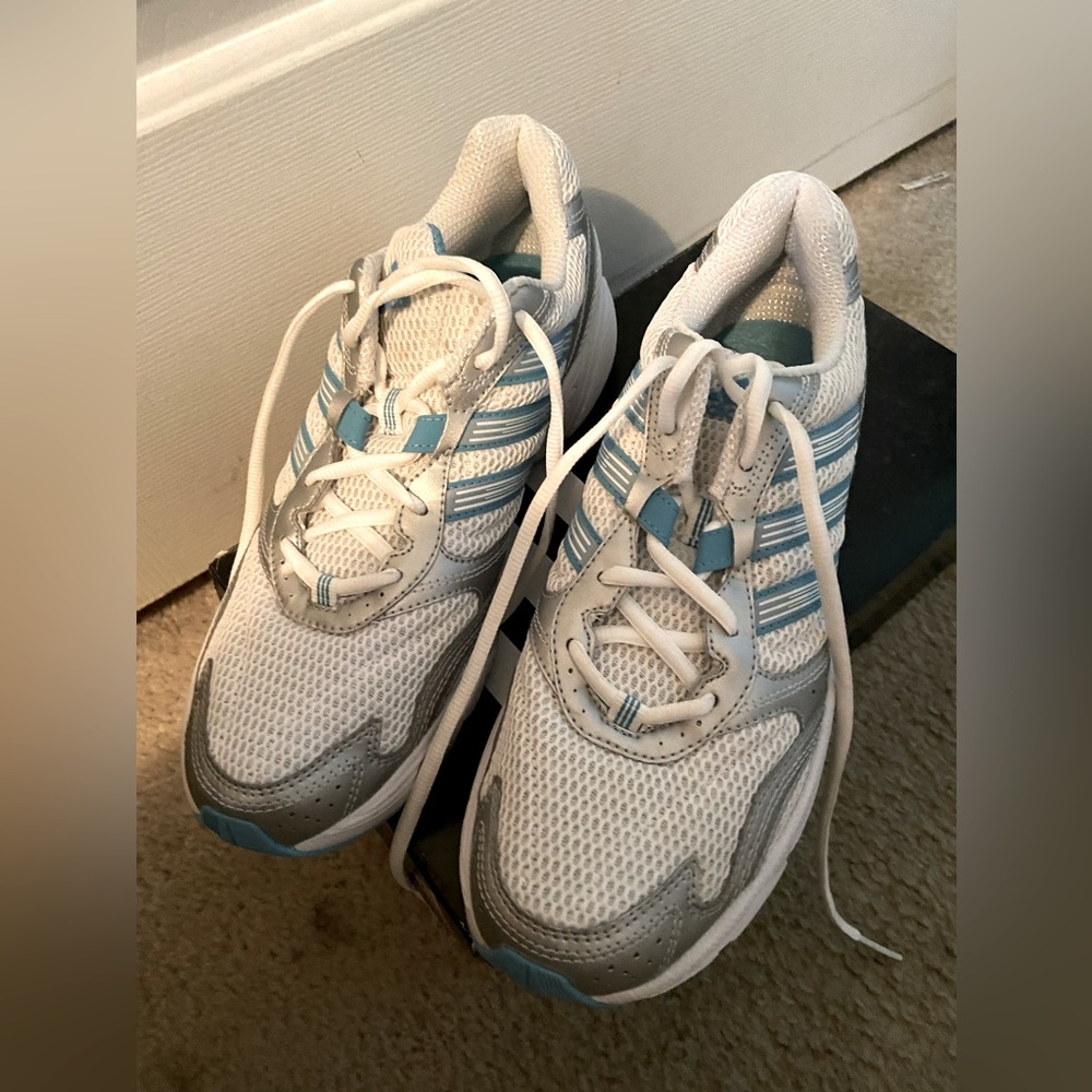 Vanquish running Adidas shoes 👟